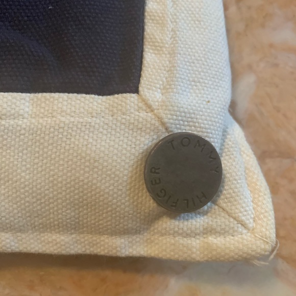 Tommy Hilfiger Thick and Cozy Twin comforter. - Picture 3 of 5